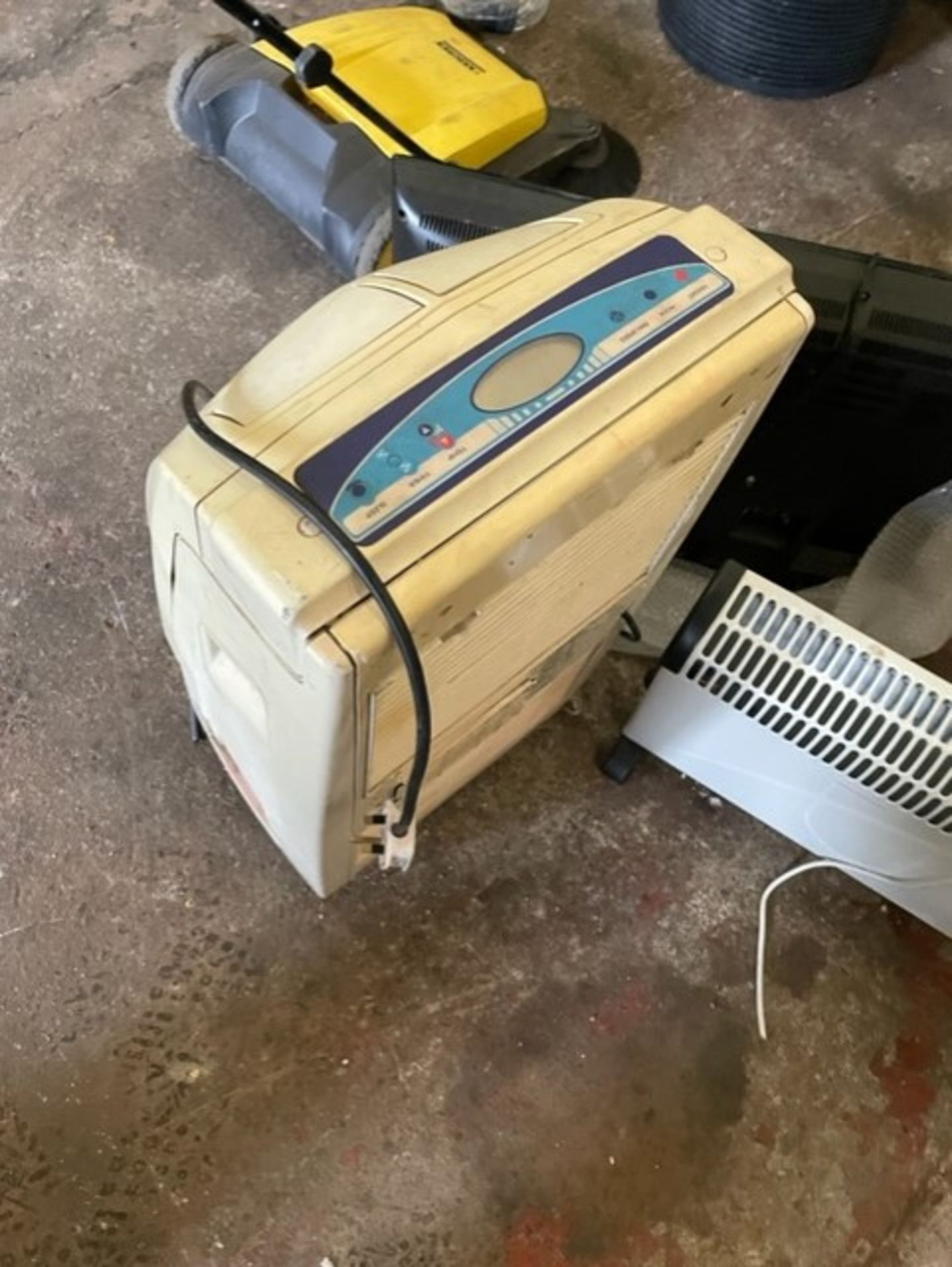 Air conditioning unit it works but has panel missing in the bottom and it has 2 of the 4 wheels - Image 2 of 2