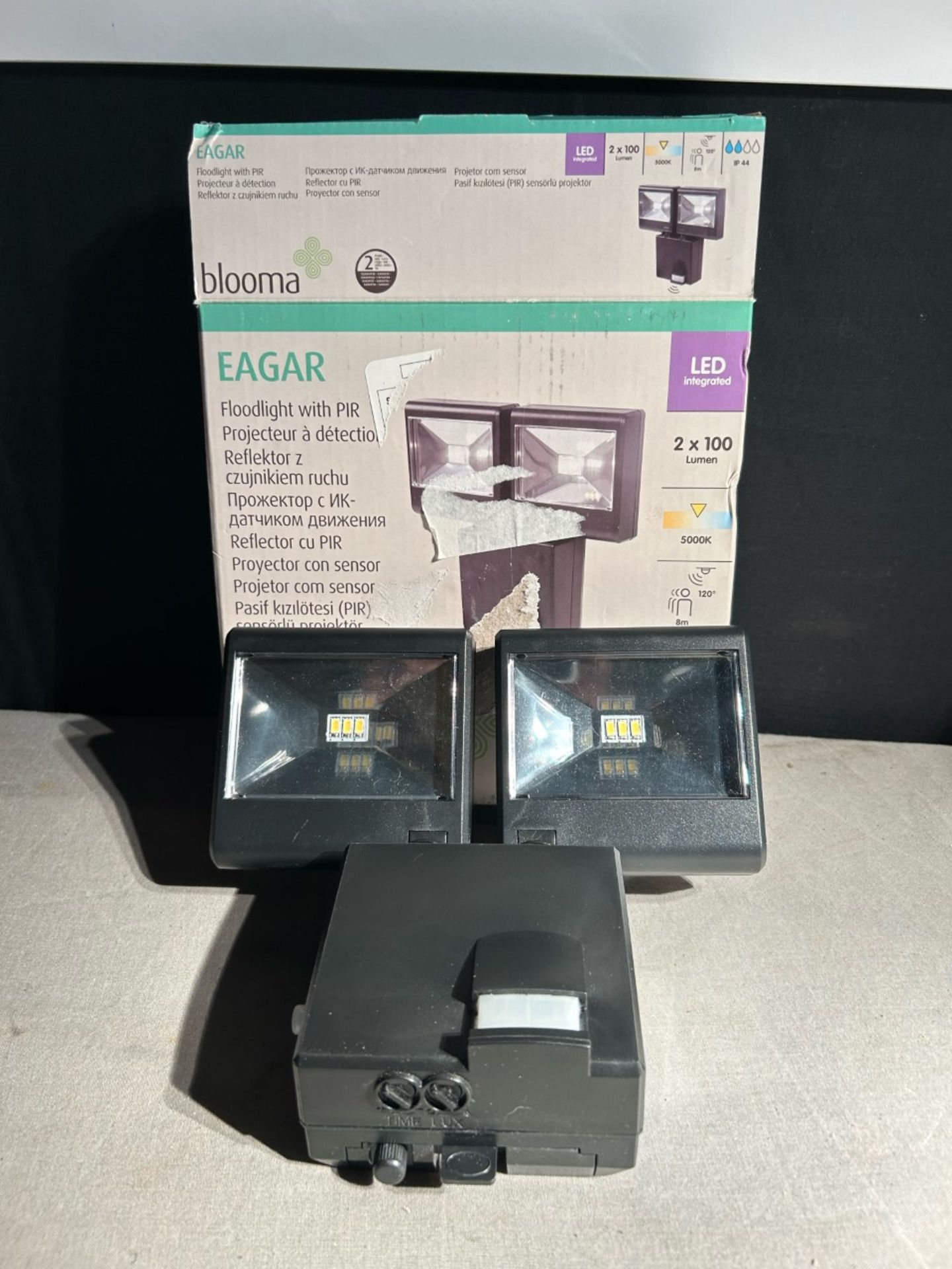 Blooma eager bright white double floodlight. Batteries needed for it to work. New in box