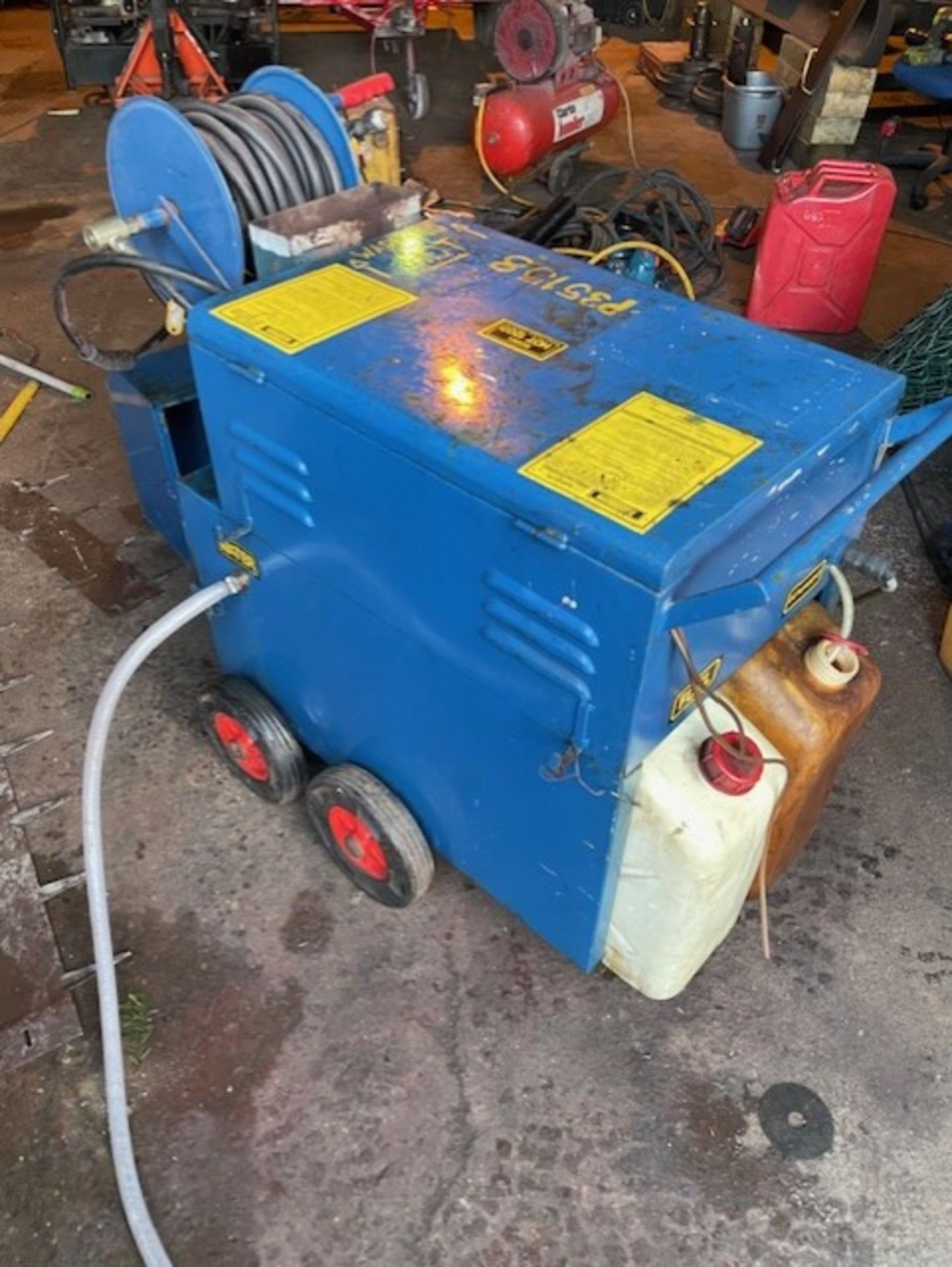 Real old school piece of kit it’s a scotklean 1200 hot wash it is a 110 volt on the 32 amp the - Image 3 of 7