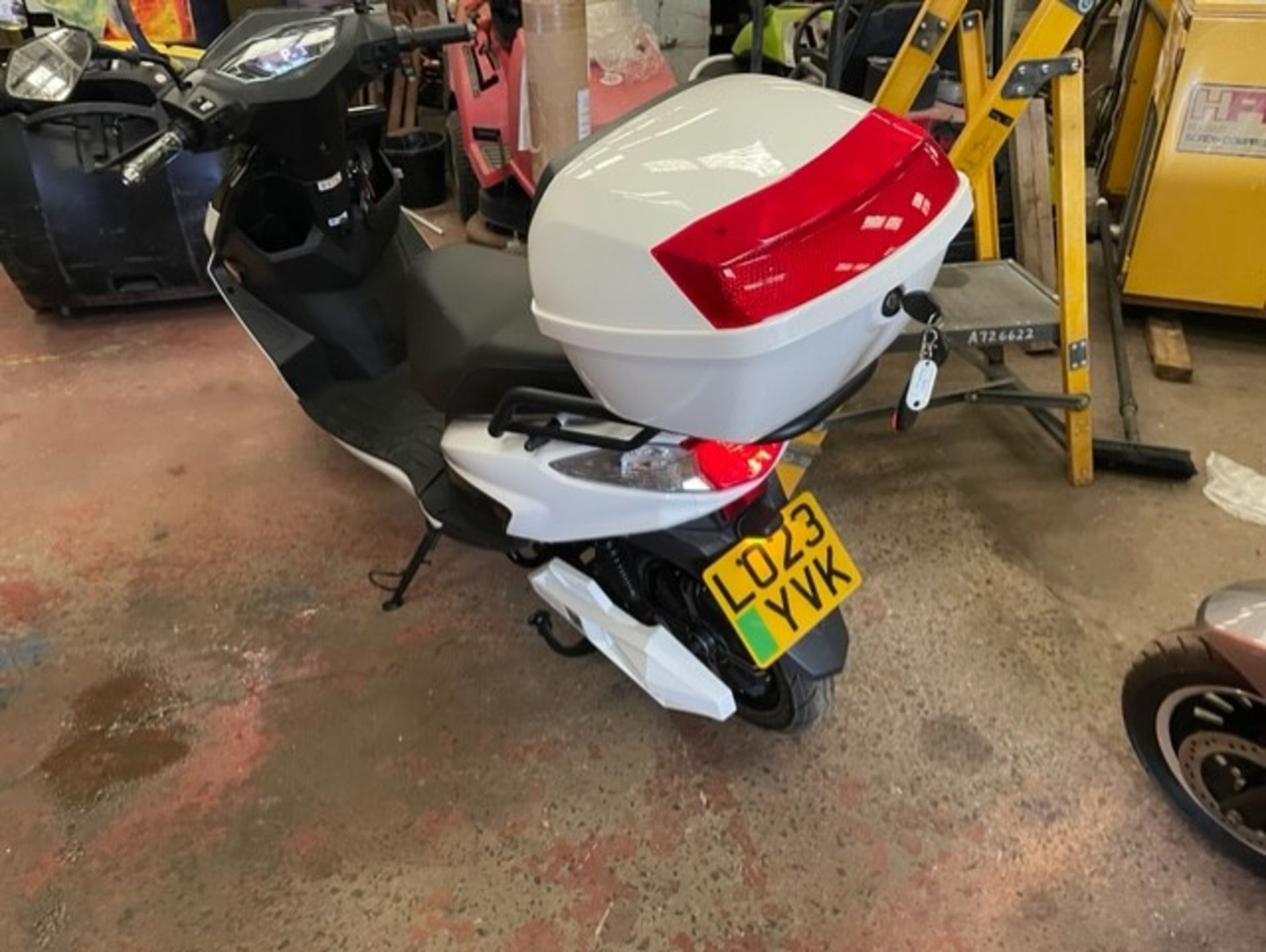 Only 1 mile on the clock we have a beautiful unused fully electric scooter with carry box it is - Image 4 of 10