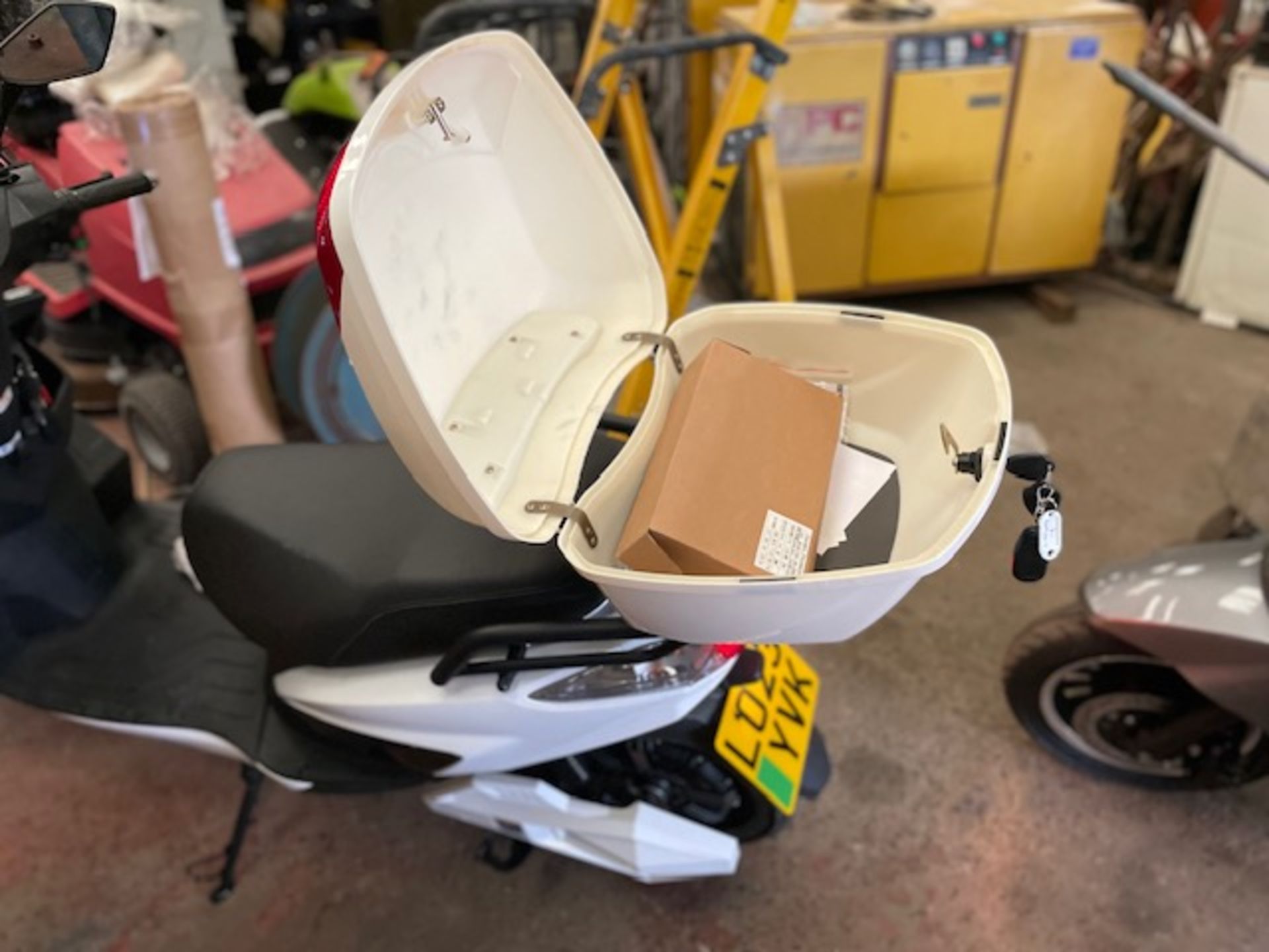 Only 1 mile on the clock we have a beautiful unused fully electric scooter with carry box it is - Image 5 of 10