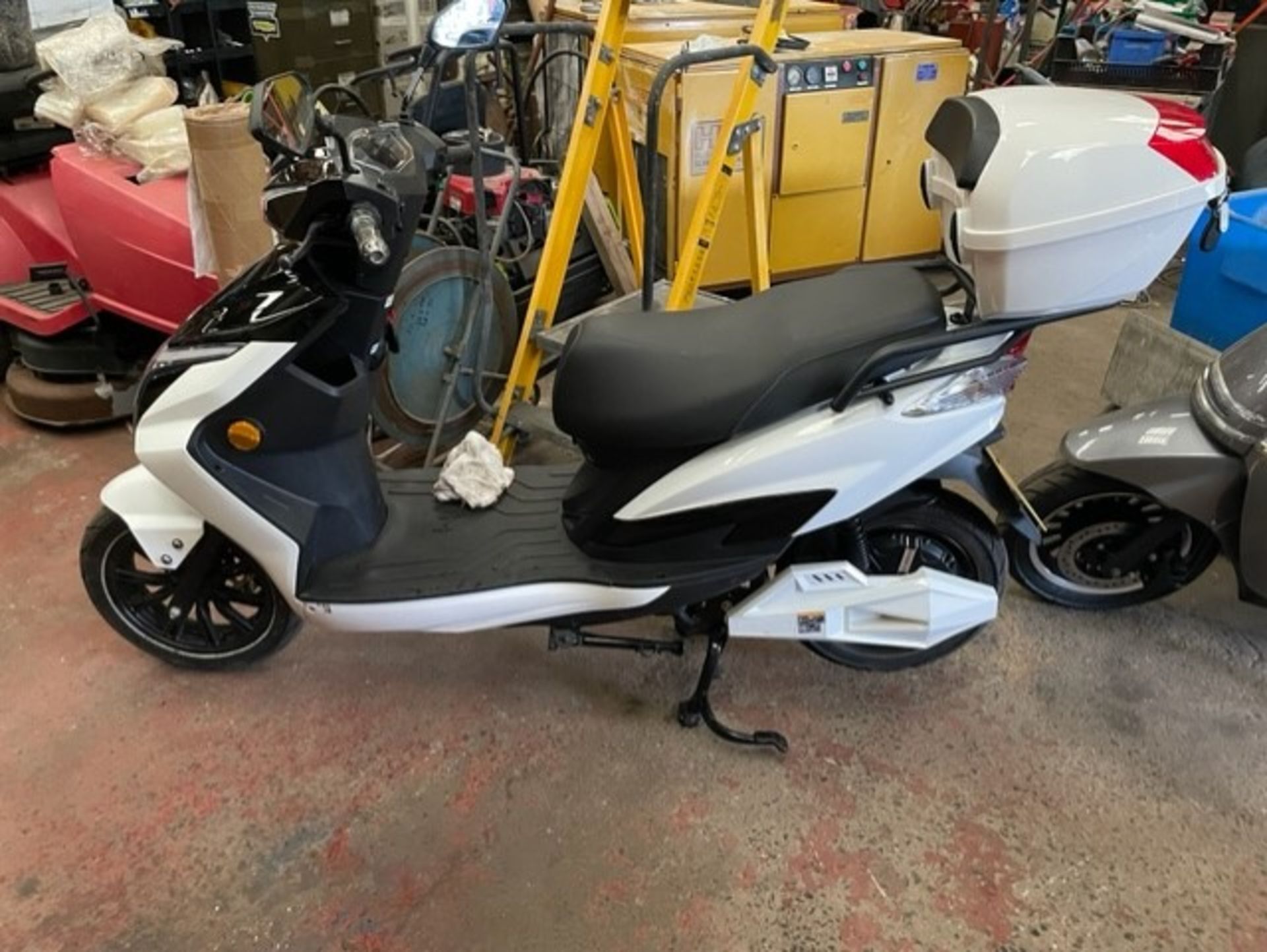 Only 1 mile on the clock we have a beautiful unused fully electric scooter with carry box it is - Image 6 of 10