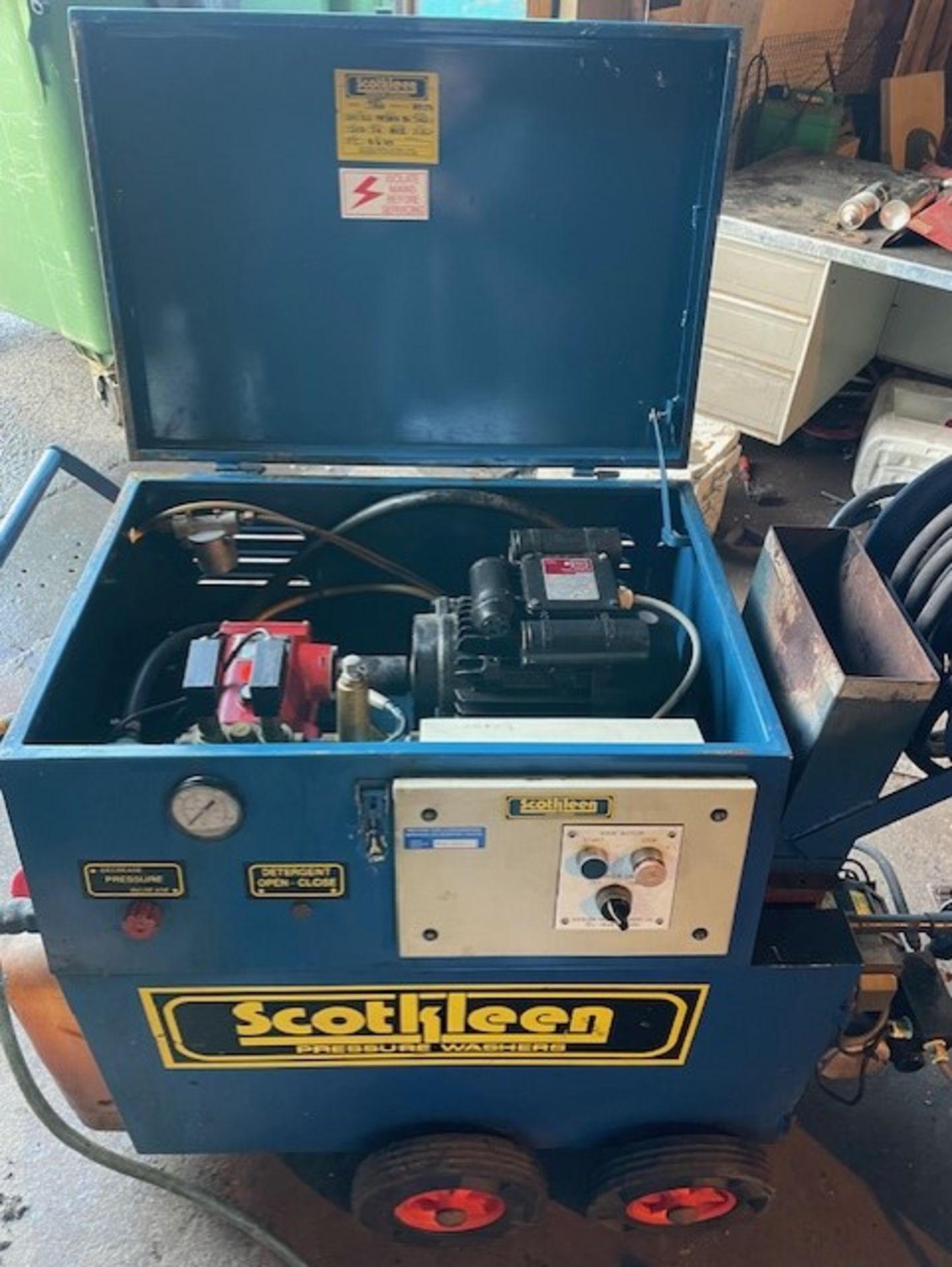 Real old school piece of kit it’s a scotklean 1200 hot wash it is a 110 volt on the 32 amp the