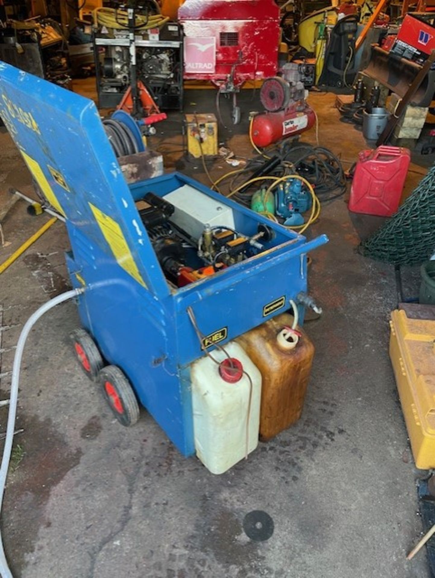 Real old school piece of kit it’s a scotklean 1200 hot wash it is a 110 volt on the 32 amp the - Image 2 of 7