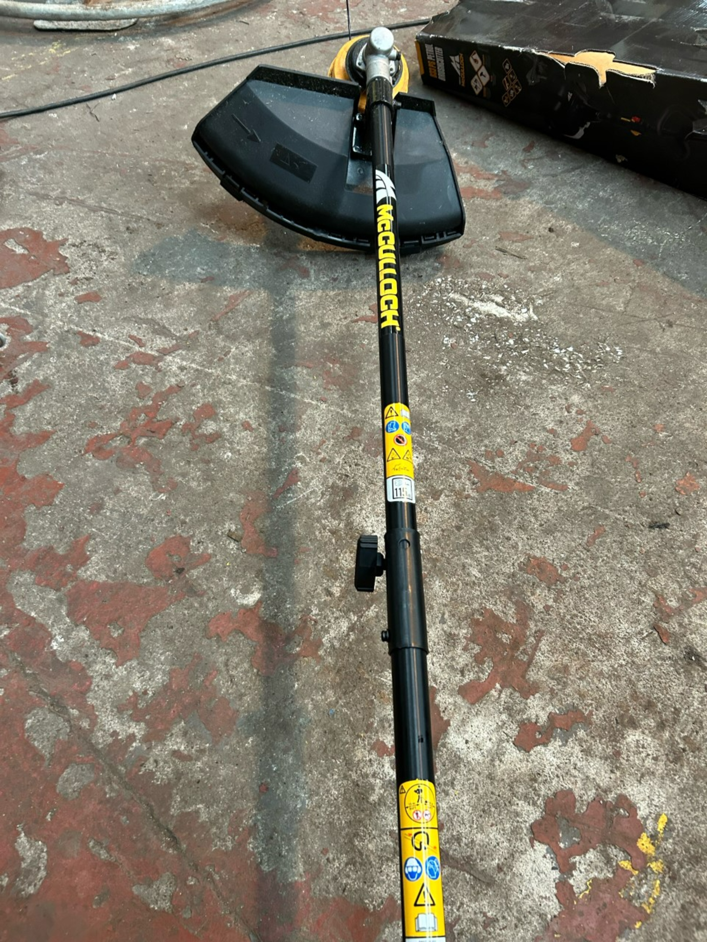 Practically new McCulloch B33PS split shaft garden 33cc brushcutter. Come with box and original tool - Image 3 of 4
