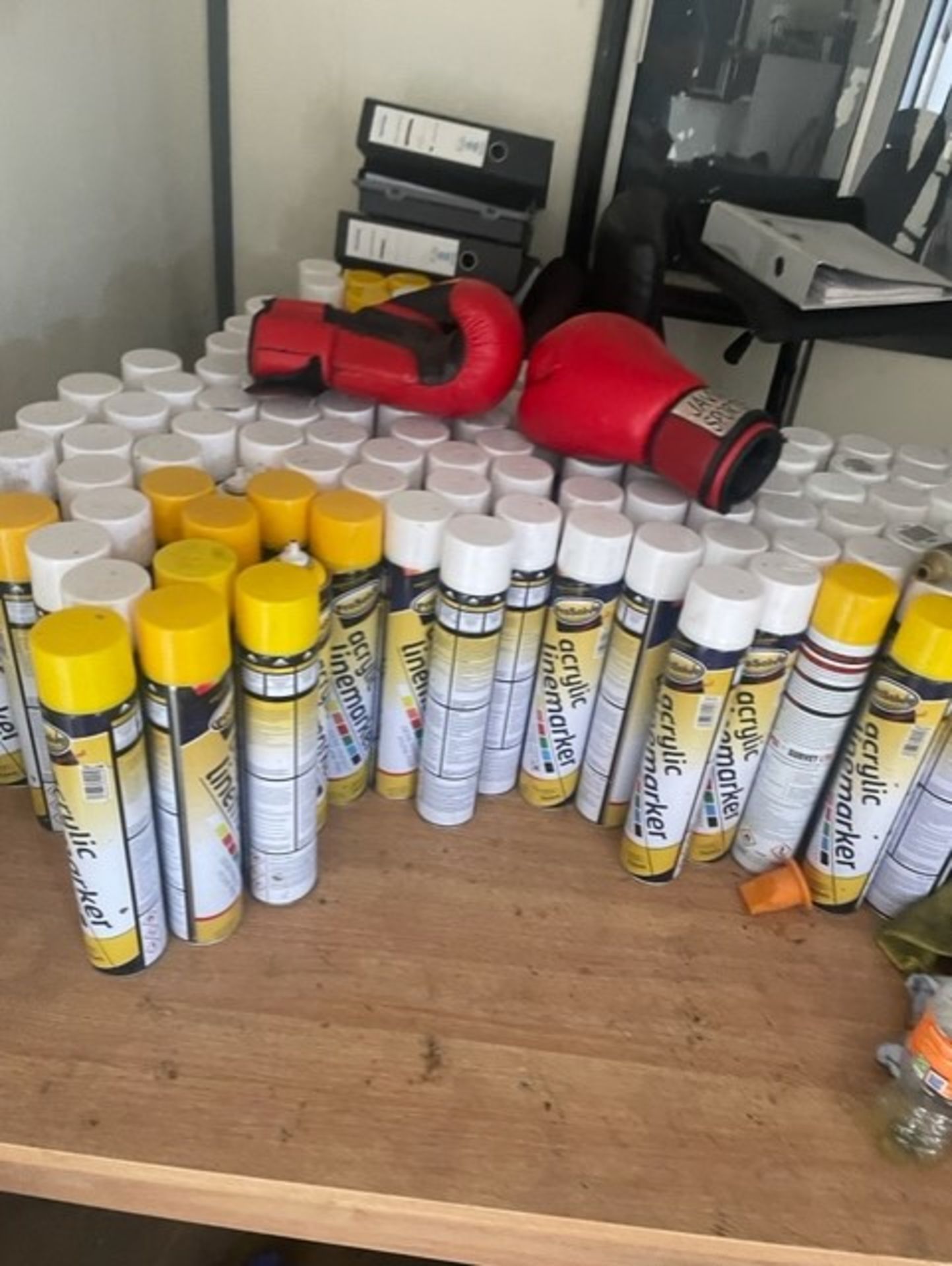 30 tins of white marker spray as a lot