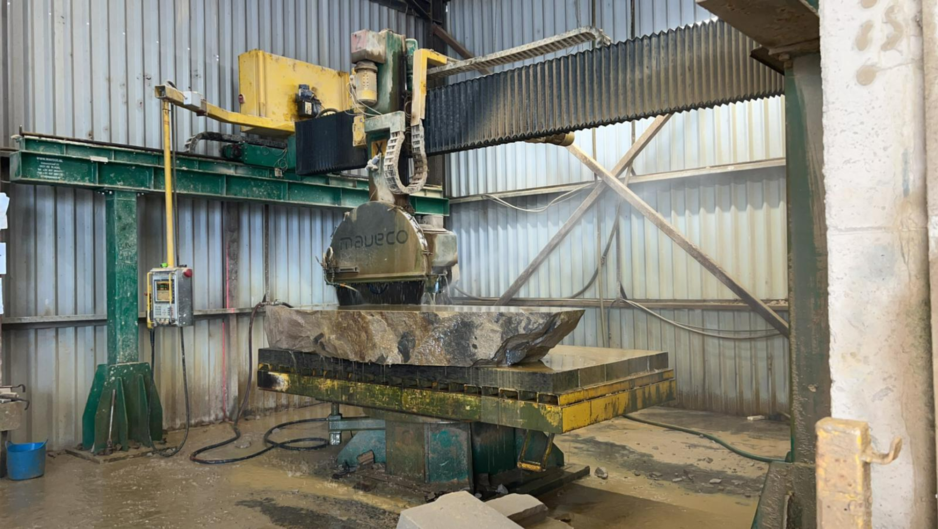 Maveco 1200 automatic Stone Saw Still in use every day Good condition  cuts like new well serviced - Bild 2 aus 6