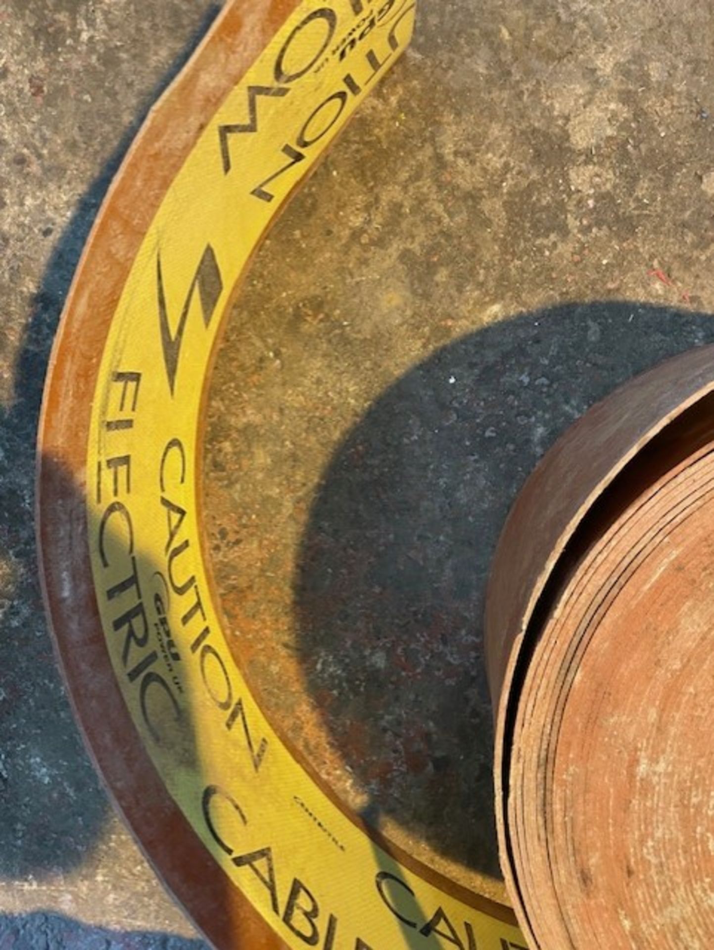 Electric cable warning tape from national grid at least 50 metres left - Bild 3 aus 4