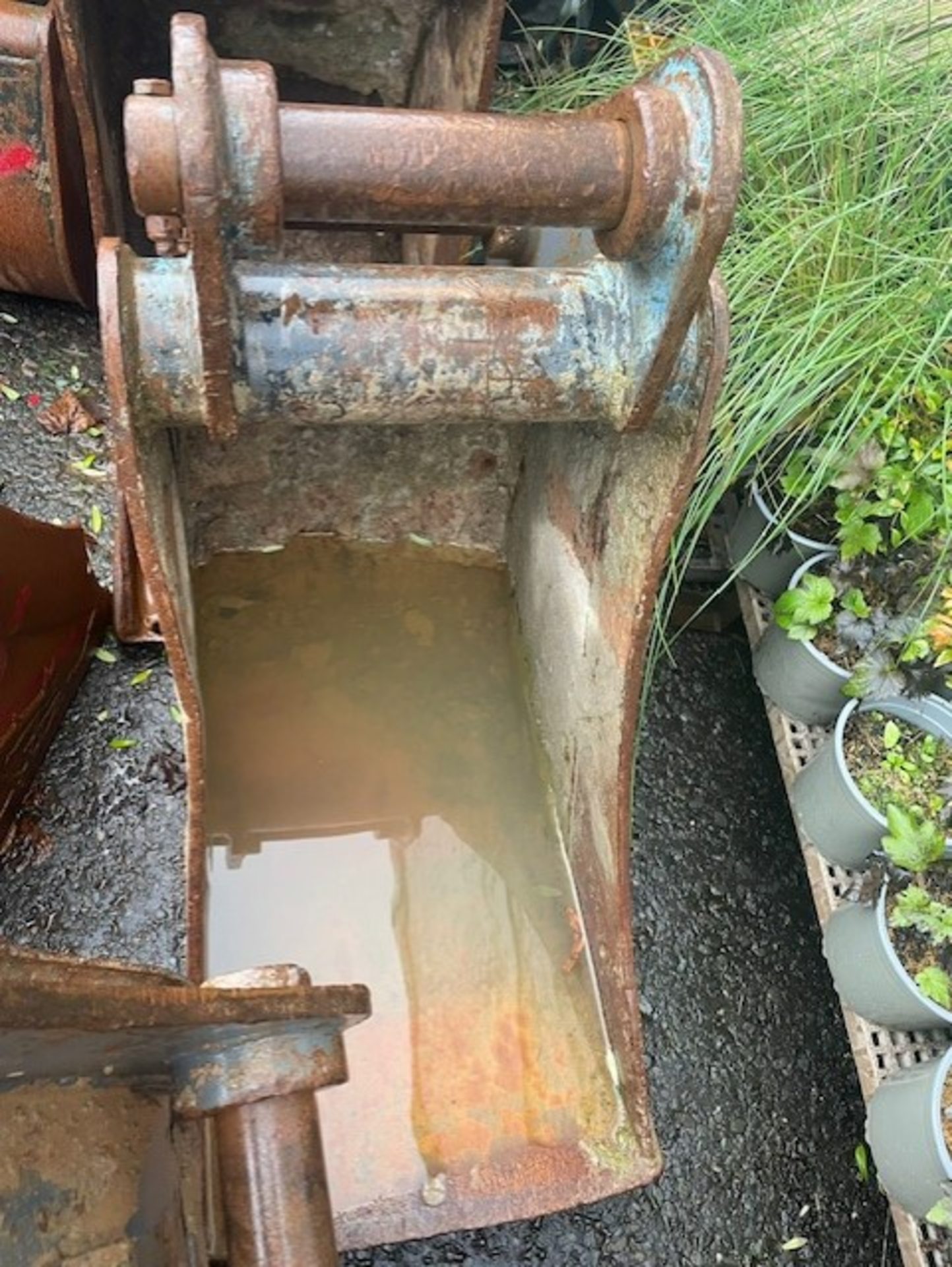 Trenching bucket 400mm pins 200x60mm There is a choice of 3 only bidding for 1 though - Image 2 of 5