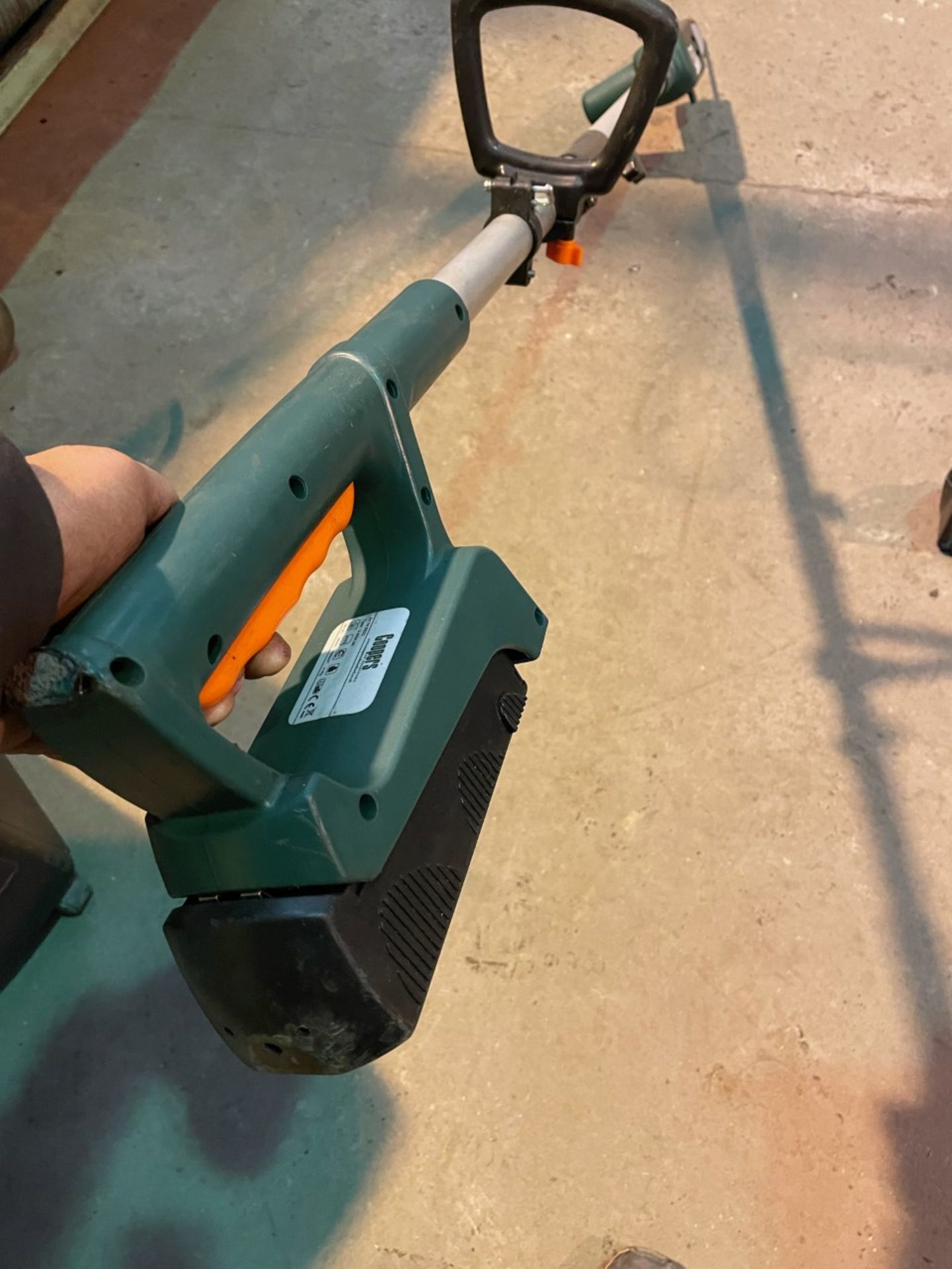 Coopers battery powered pole saw. No charger good condition - Image 2 of 3