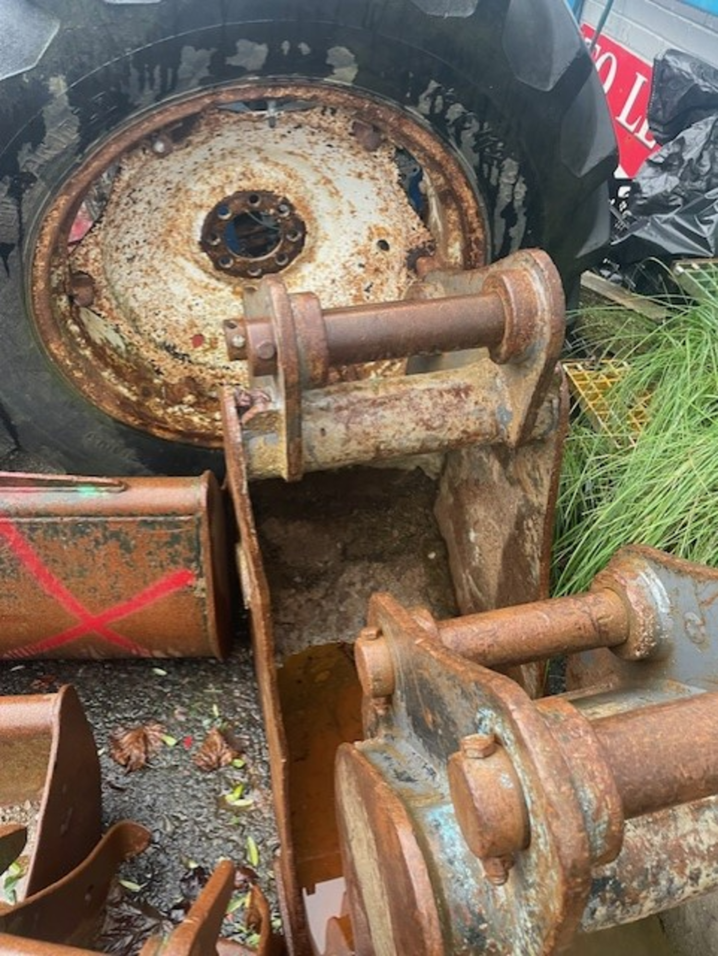 Trenching bucket 400mm pins 200x60mm There is a choice of 3 only bidding for 1 though