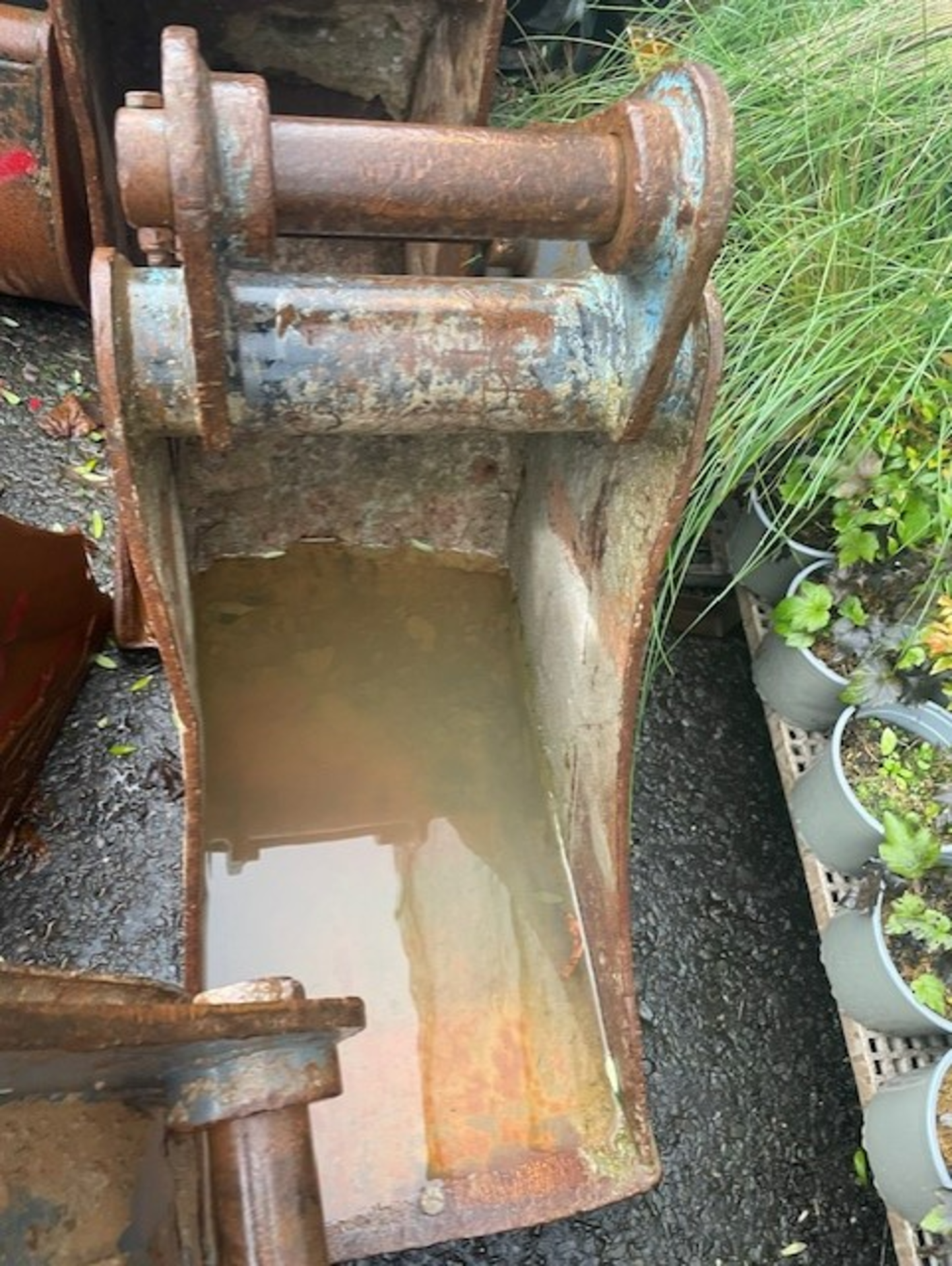 Trenching bucket 400mm pins 200x60mm There is a choice of 3 only bidding for 1 though - Image 3 of 5