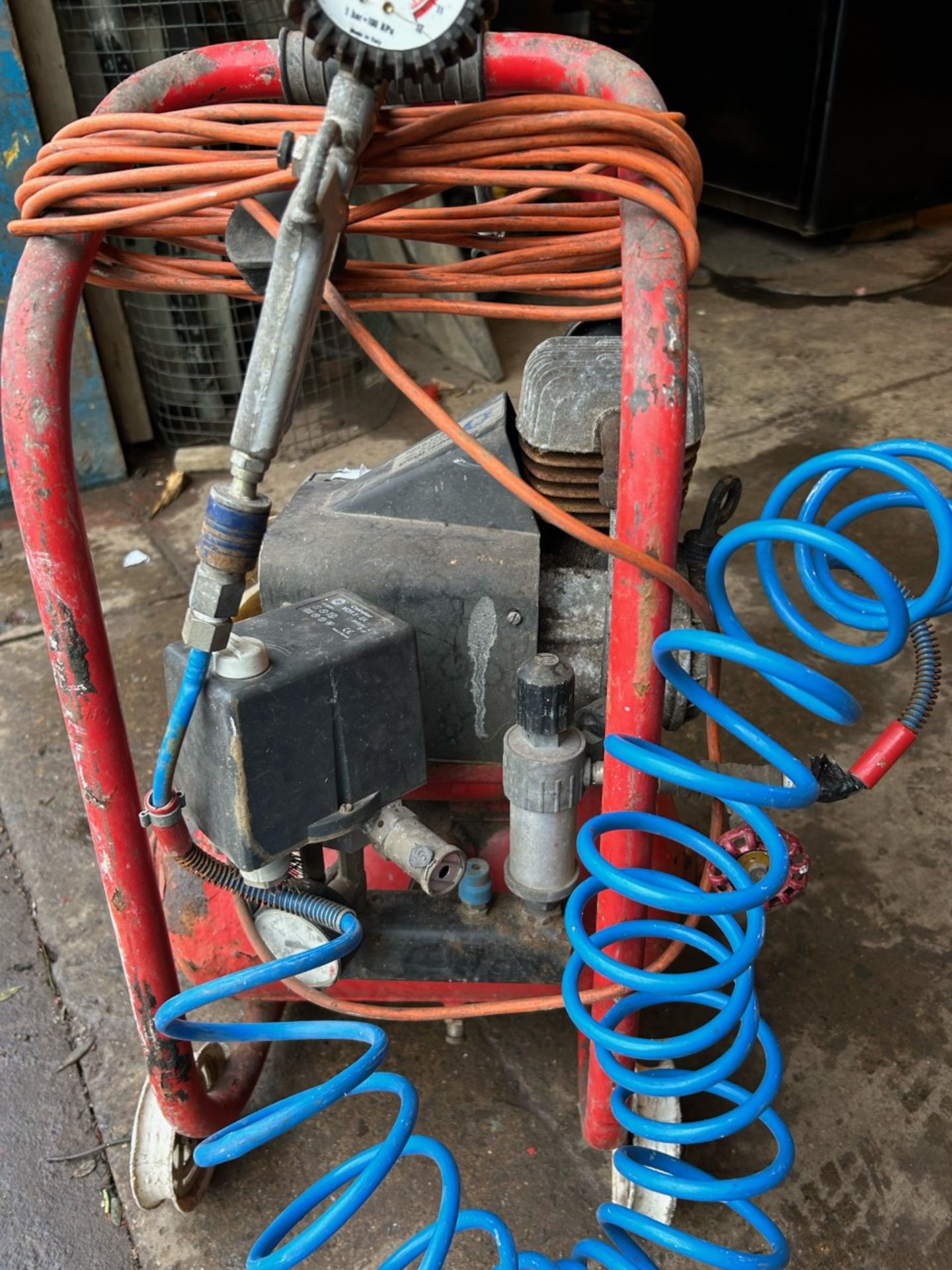 Clarke pioneer air air compressor small 10L tank. Does run and work but selling as spares or - Bild 3 aus 4