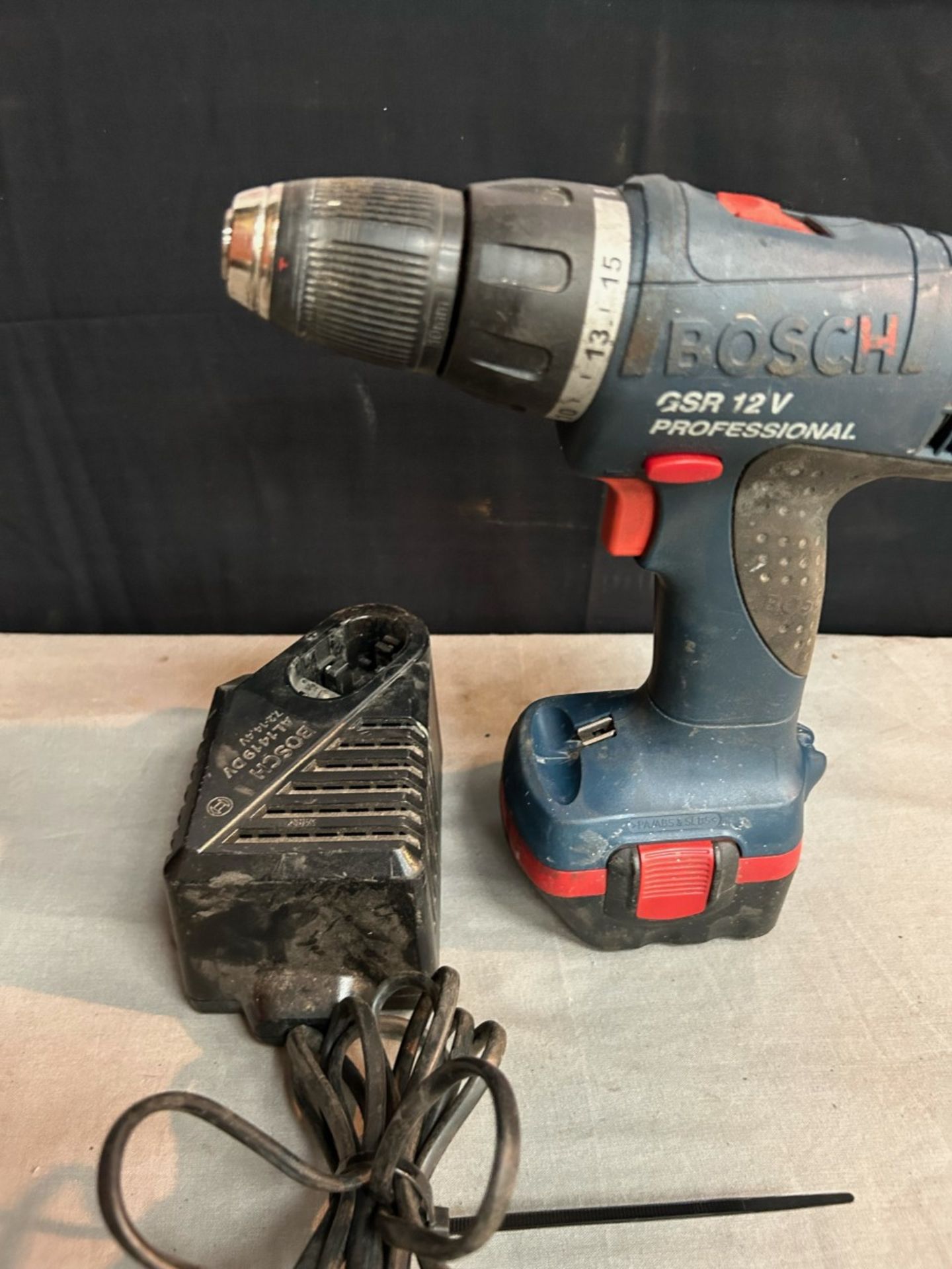 Bosch 12v power drill with battery and charger. Good condition, full working order as seen in video - Bild 2 aus 2