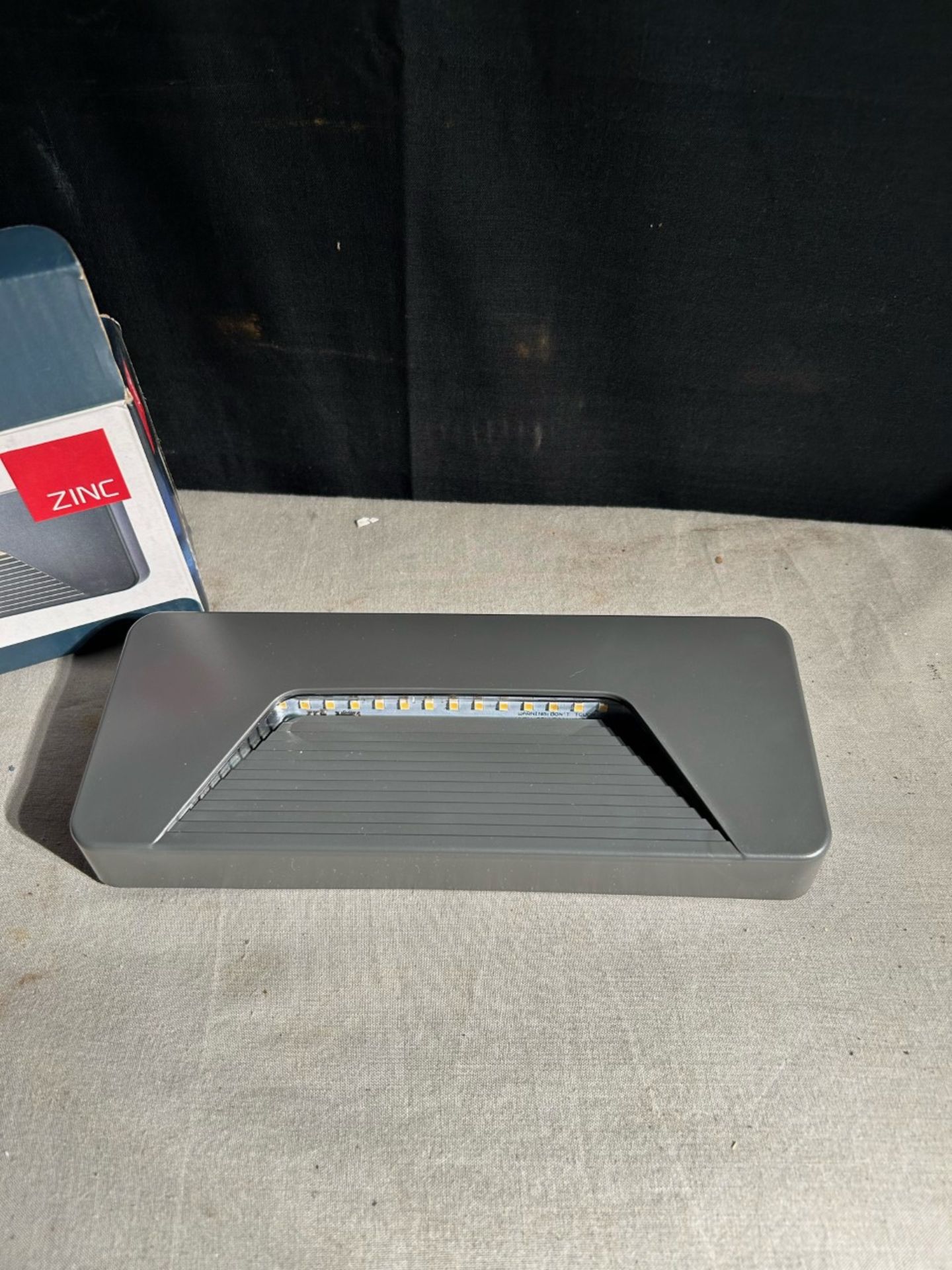 Zinc Soryx LED surface brick/ guide light. Matt anthracite charcoal colour. New in box - Bild 2 aus 3