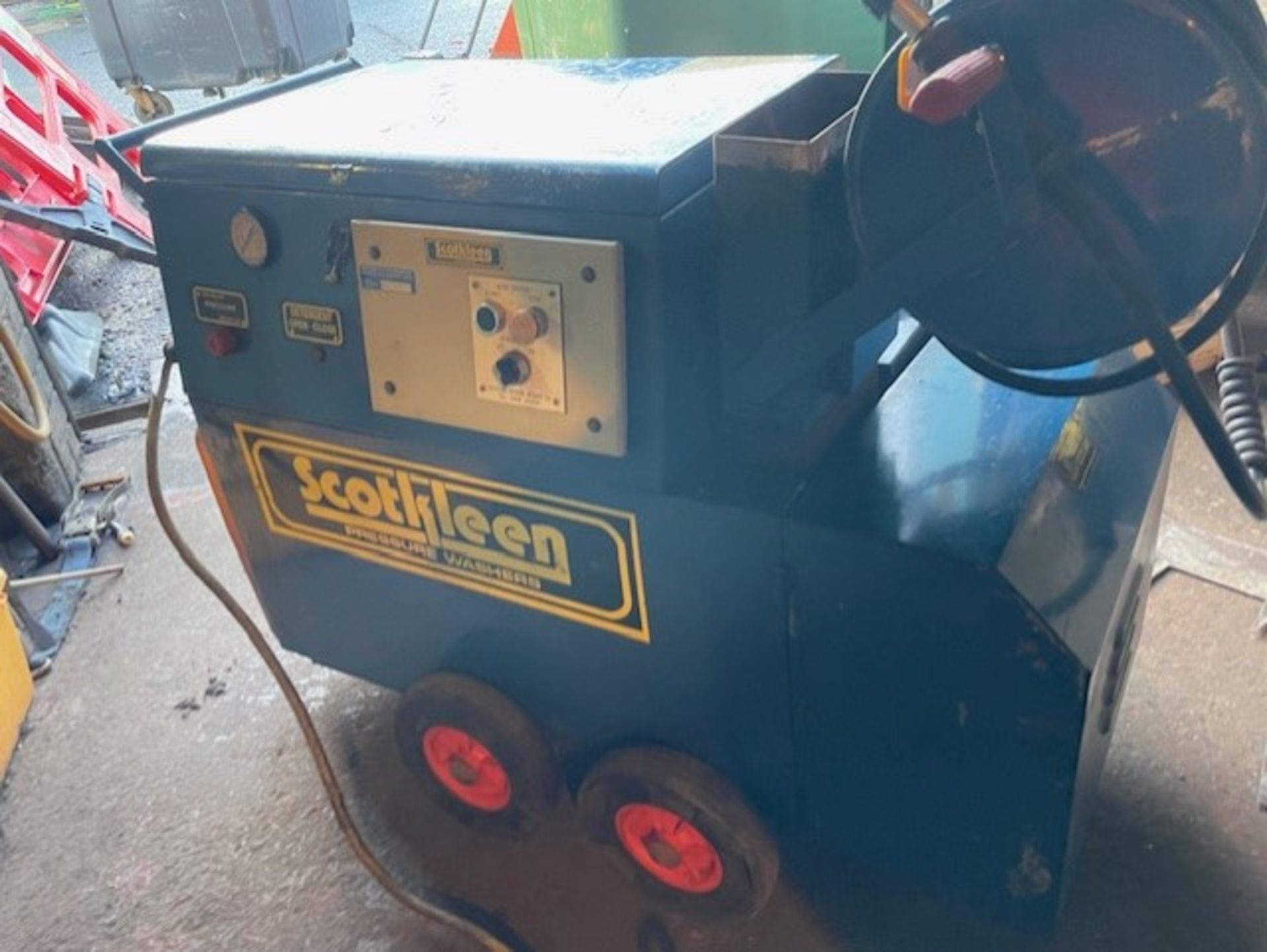 Real old school piece of kit it’s a scotklean 1200 hot wash it is a 110 volt on the 32 amp the - Bild 8 aus 8
