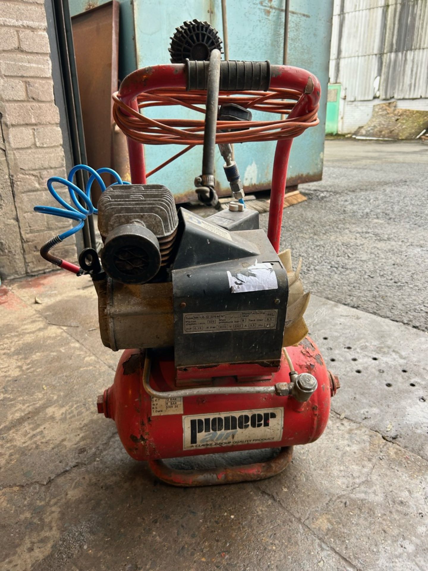 Clarke pioneer air air compressor small 10L tank. Does run and work but selling as spares or
