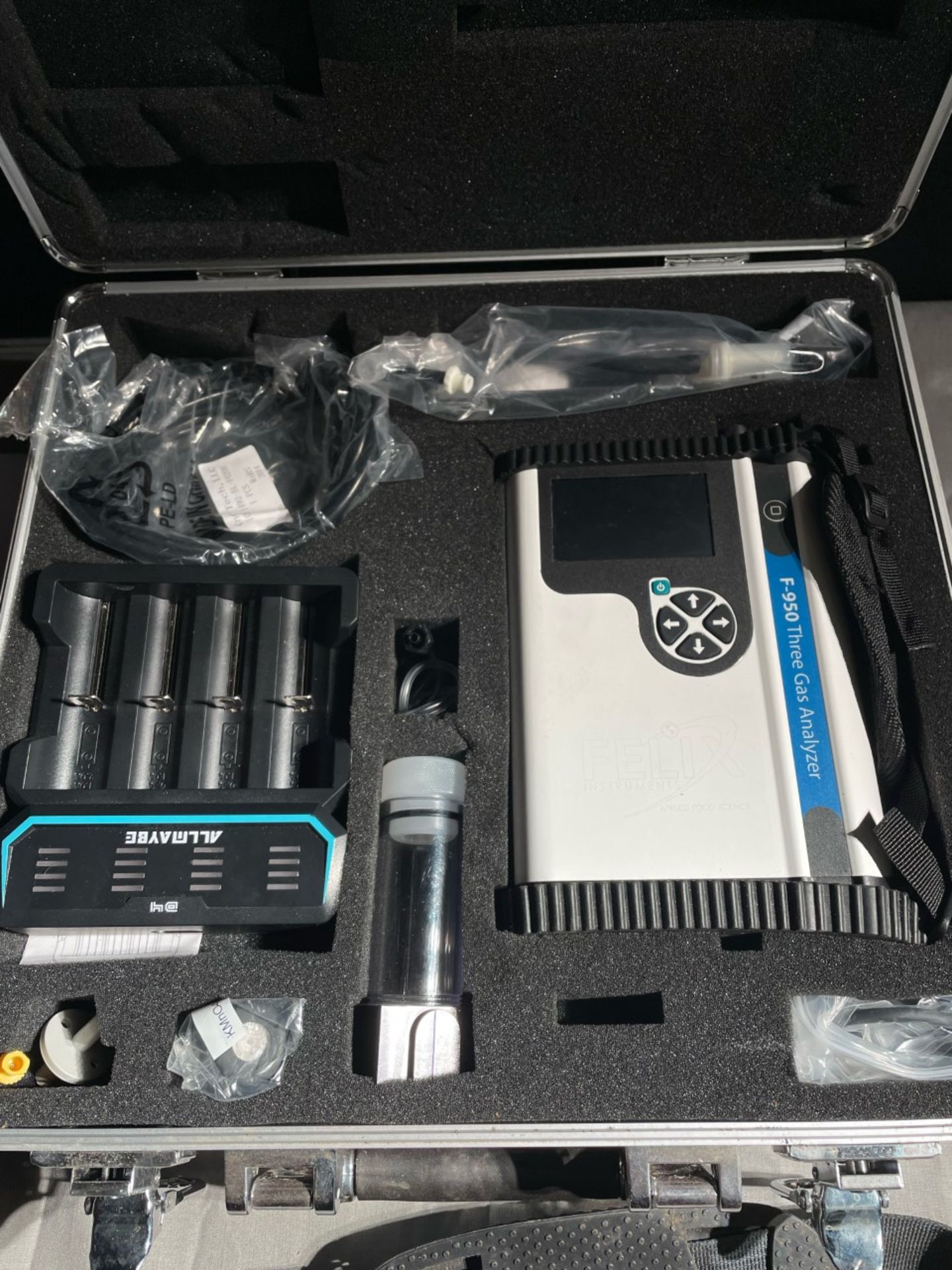 1x Felix F-950 three gas analyzer. Everything in box looks new and in original packaging - Bild 2 aus 4
