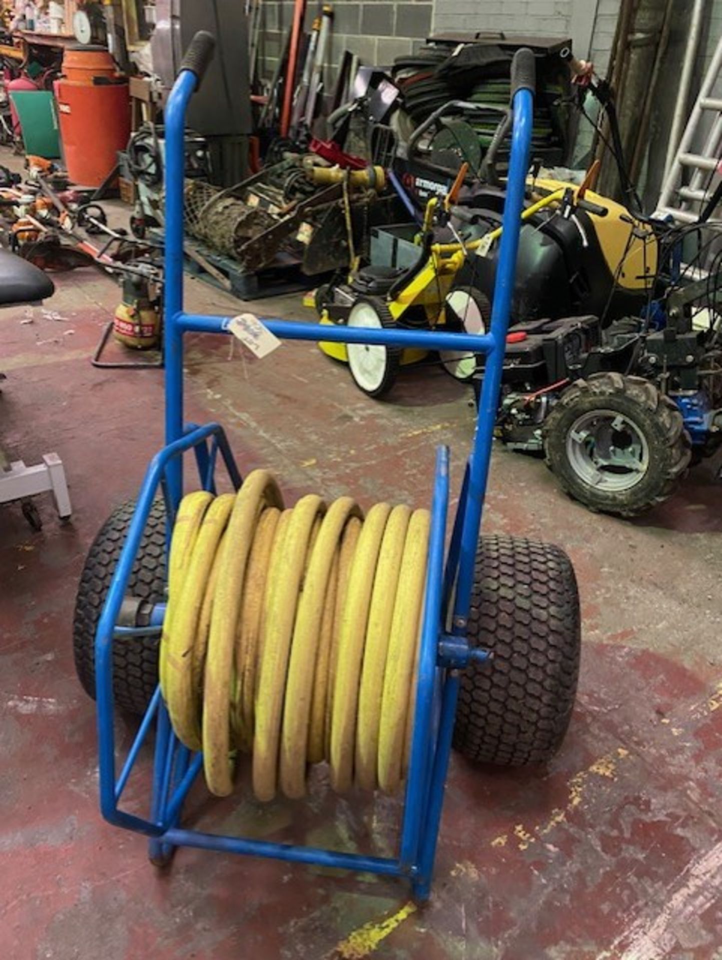 Approximately 50m of thick non kink hose on trolly reel. - Bild 2 aus 3