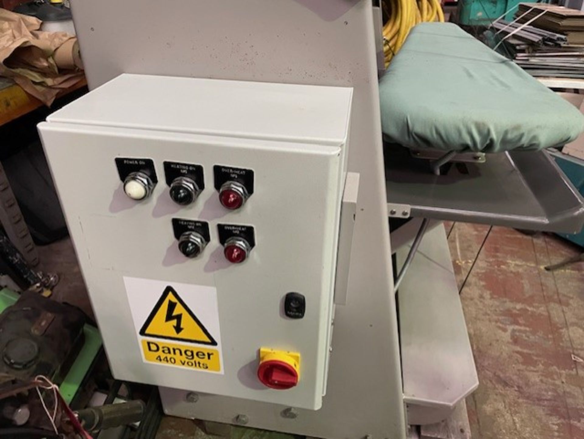 Laundry press it’s a BMM Weston it’s 3 phase electric it’s in good condition and it’s a commercial - Bild 2 aus 7