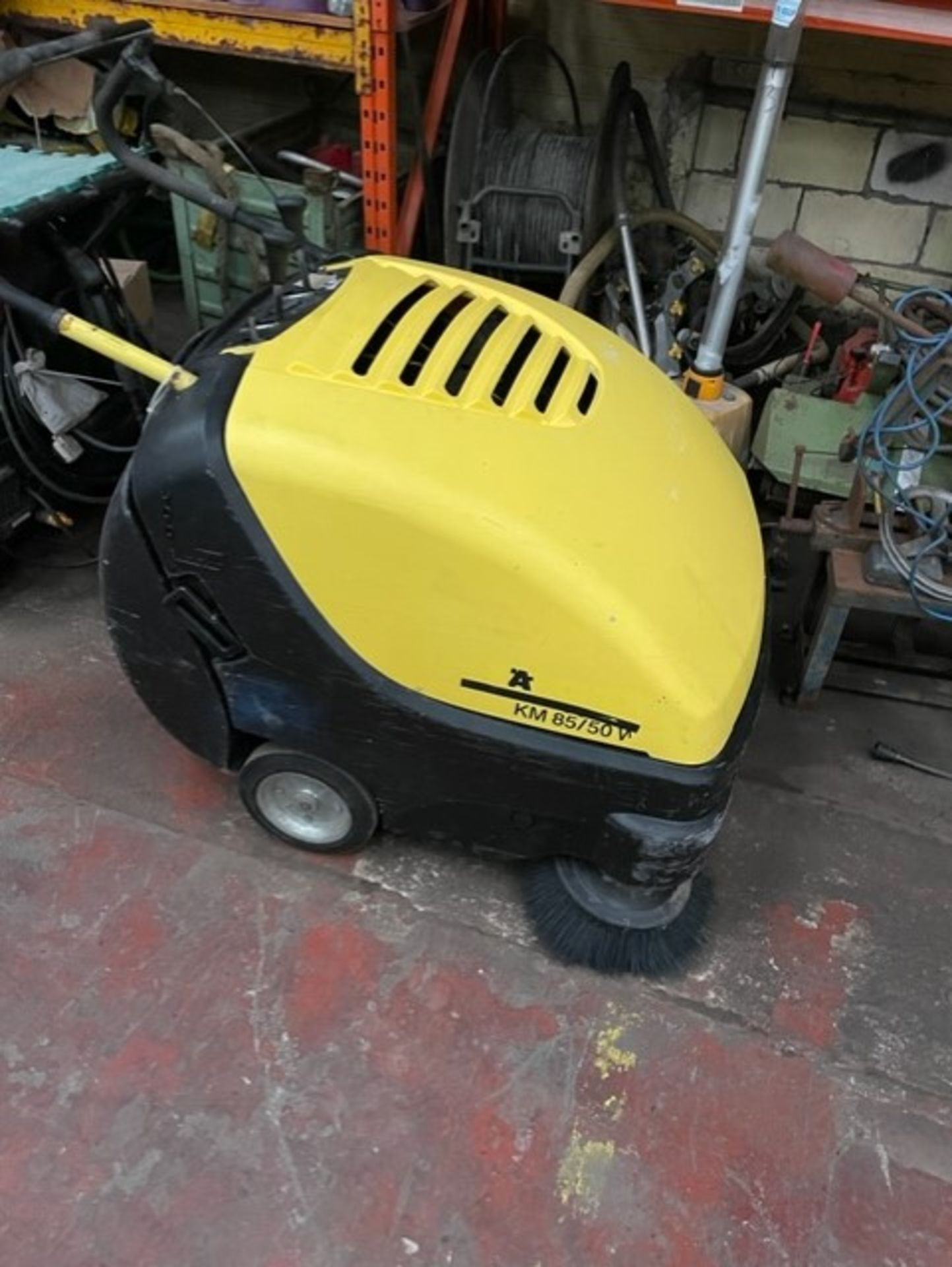 Looking tidy a karcher floor sweeper has a gx 160 engine on it  quite a bulky thing - Bild 2 aus 5