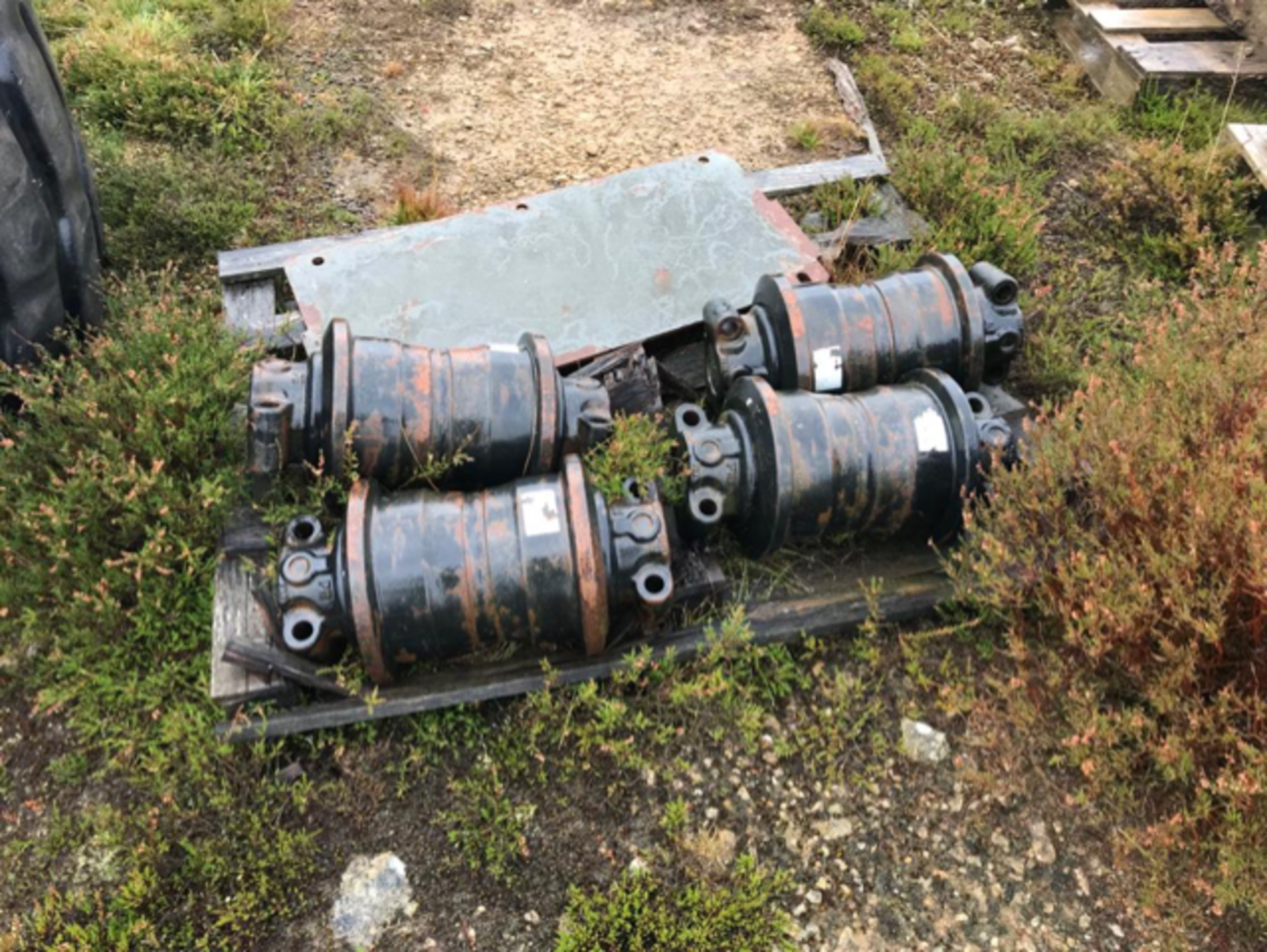 Rollers for Volvo 460 new you are bidding for 4 no not 1 is for 4 number