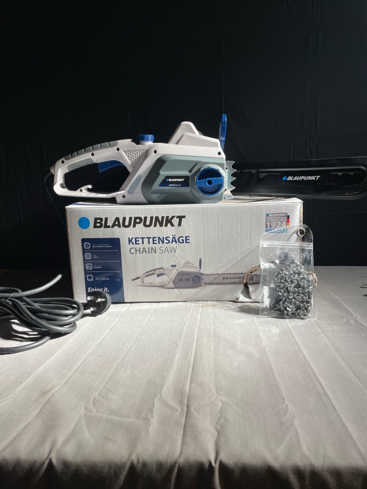 1x brand new in box Baupunkt CS3000 wired Chainsaw with a high powered 2200W motor. Low