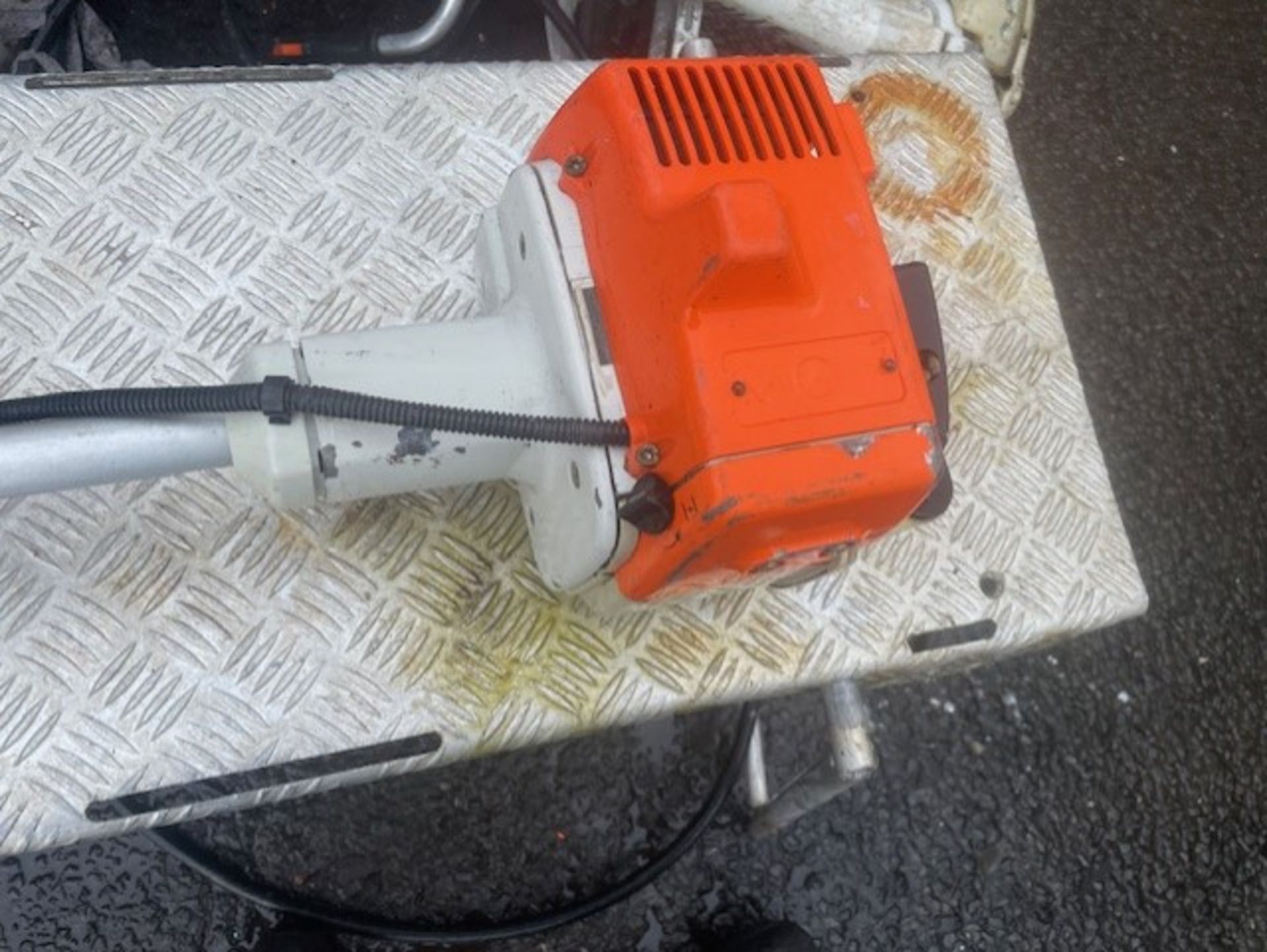 Stihl old school 550 in good working order starts and runs cuts etc see video - Image 3 of 6