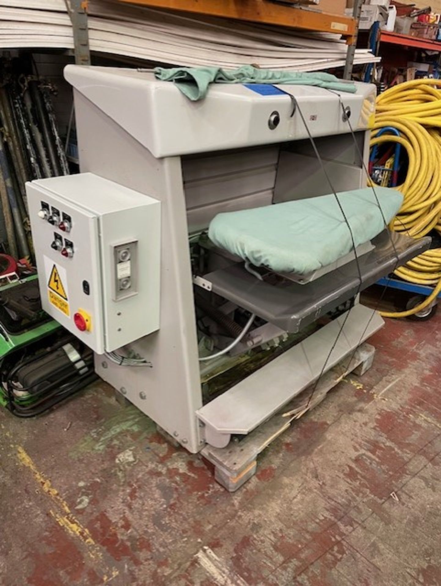 Laundry press it’s a BMM Weston it’s 3 phase electric it’s in good condition and it’s a commercial