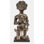 AFRIKANISCHE KUNST: Mutter-Kind-Figur, Ghana (Ashanti).