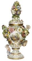 Gr. Potpourri-Vase mit Amoretten, Meissen um 1870.