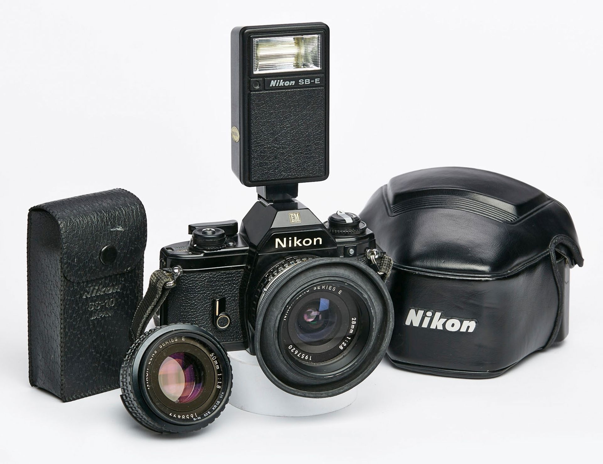 Kamera Nikon EM, Body in Schwarz + 2 Objektive u. Blitz - Image 2 of 2
