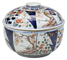 A LARGE JAPANESE IMARI COVERED BOWL EDO PERIOD 23.5cm diam