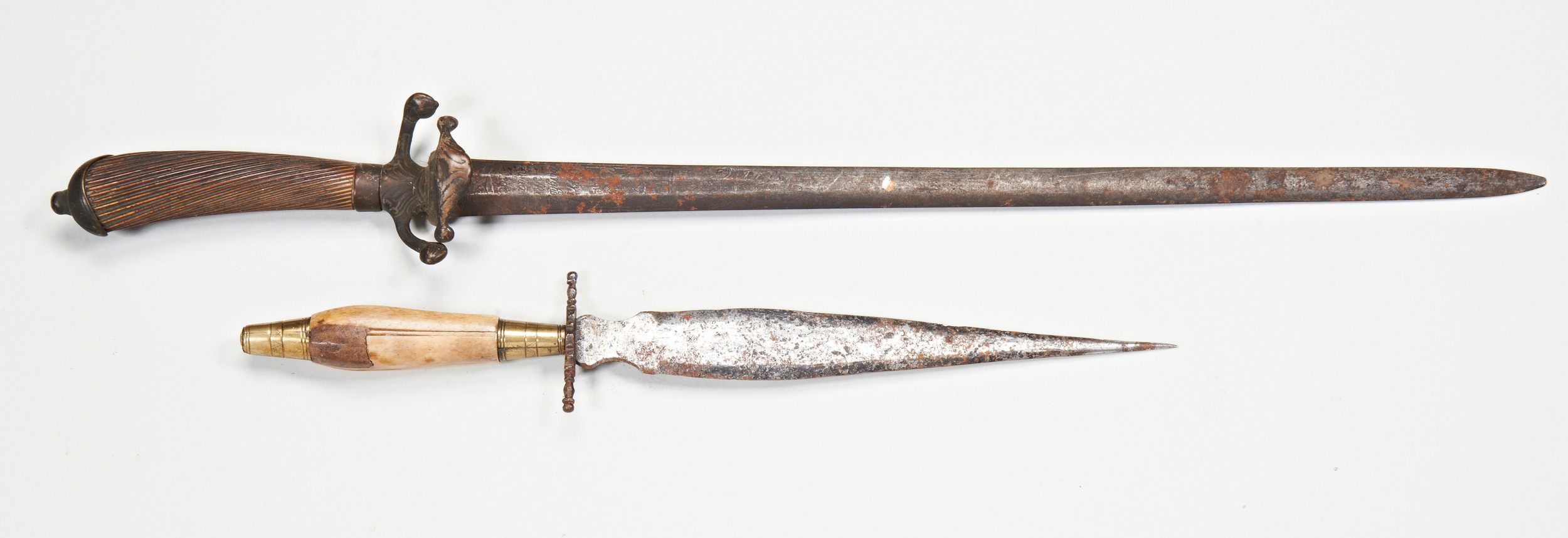 AN 18/19TH CENTURY SHORT CONTINENTAL HUNTING SWORD the etched blade with ‘motto’ and bone handle and