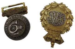 A VICTORIAN YORKSHIRE LIGHT INFANTRY BELT BUCKLE AND A REGIMENTAL BADGE