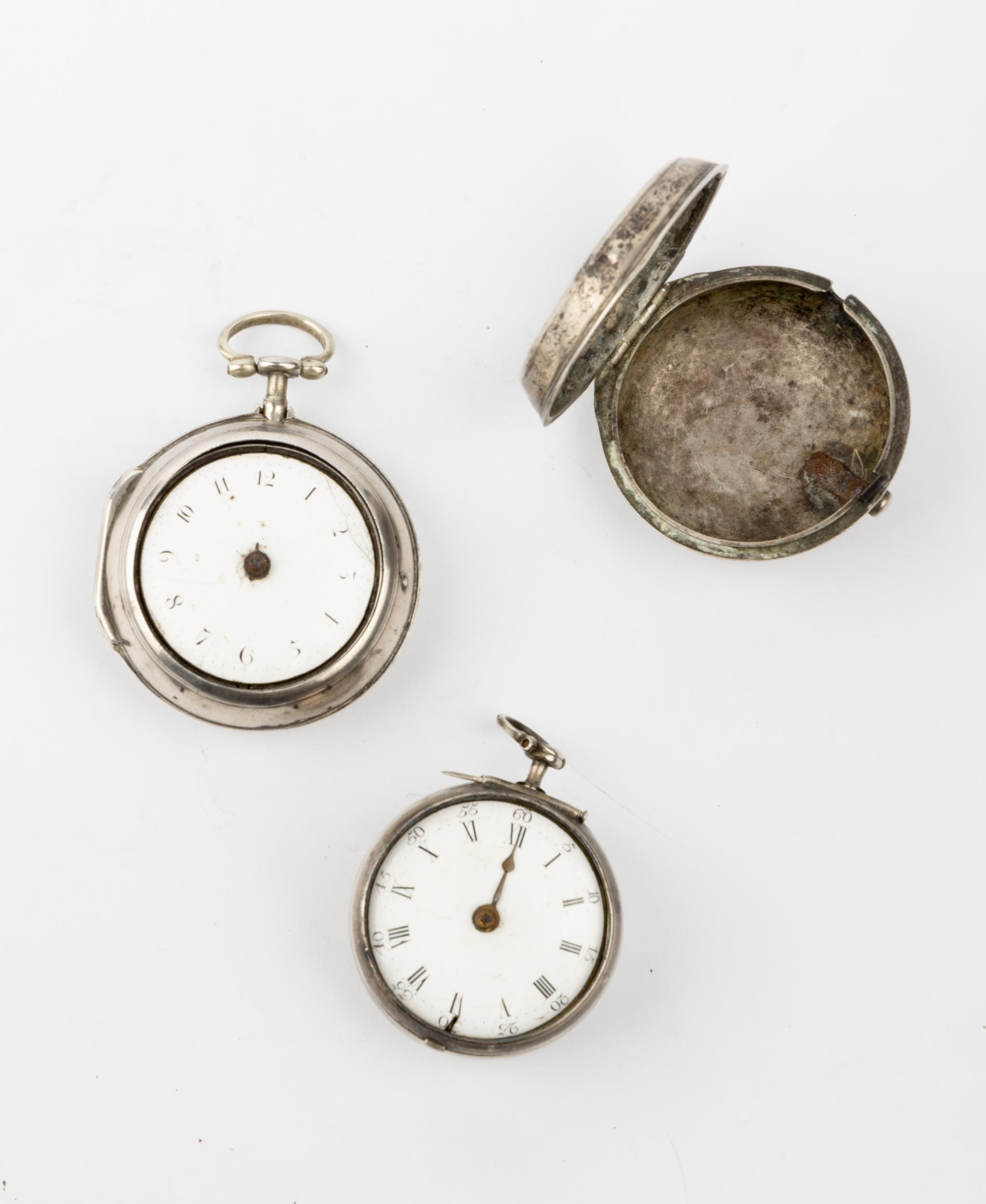 A SILVER PAIR CASED VERGE WATCH. Signed lenvis, London, square baluster pillars, enamel dial with - Image 3 of 3