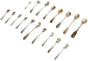 18 SALT SHOVELS AND OTHER CONDIMENT SPOONS, MOSTLY GEORGIAN 187 g.