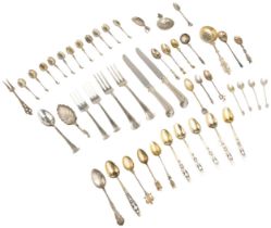 A QUANTITY OF CONTINENTAL FLATWARE MOSTLY EARLY 20TH C. 1155 g.
