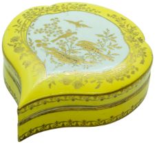 A CHELSEA GOLD ANCHOR TOILET BOX CIRCA 1760 The yellow ground with reserves of gilded birds and