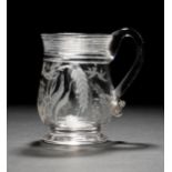 A GOOD 18TH CENTURY GLASS TANKARD, engraved with hops and an initialled cartouche with applied