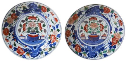 A LARGE PAIR OF JAPANESE IMARI DISHES EDO PERIOD, 17TH / 18TH each centrally painted with