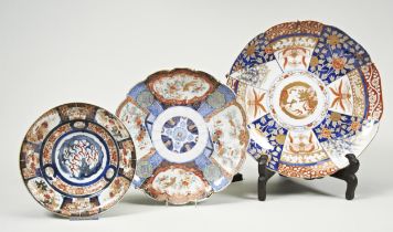 THREE JAPANESE IMARI DISHES EDO / MEIJI PERIOD 24.5cm, 30.5cm & 36cm diam