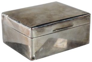 A silver rectangular cigarette box - London 1922 (L: 115 cm x W: 9cm)