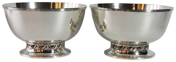 A pair of Italian designed silver bowls by Alphonse La Paglia circa 1950. Marked international /