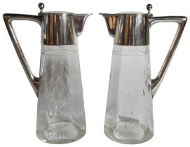 A pair of glass wine decanters with silver handles and lid - Prague 1915. (H: 17cm)