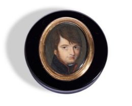 A LATE 18TH CENTURY GOLD LIDDED TORTOISESHELL PORTRAIT BOX DEPICTING A GENTLEMAN painted on ivory,