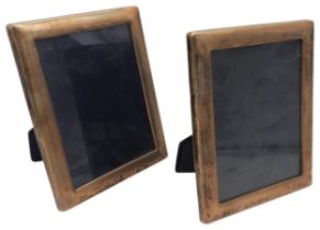 A PAIR OF SILVER EASEL FRAMES OF PLAIN FORM, SHEFFIELD, 1995. 22 x 17cms