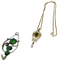 AN EDWARDIAN 9CT PENDANT MARKED HM WITH A YELLOW METAL CHAIN AND AN ENAMELLED WHITE METAL PENDANT