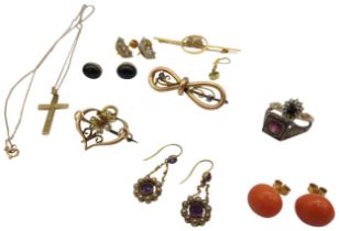 AN 18CT CORONET BAR BROOCH AND MATCHING SCREW EARRINGS, A VICTORIAN HOLLOW WARE, ANOTHER BROOCH,