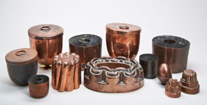 A VICTORIAN COPPER MOULD OF OVAL RING SHAPED FORM FASHIONED AS A LINKED CHAIN AND VARIOUS OTHER